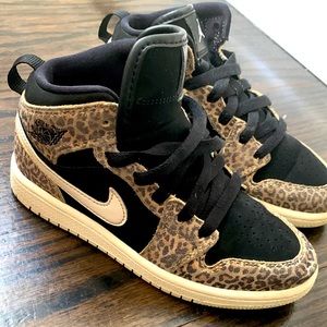 Nike AIR JORDAN 1 MID SE PS 'CHEETAH' BLACK/PALE IVORY/DESERT